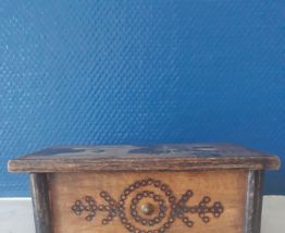 Boite en bois gravée