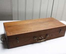 Boîte en bois et laiton à peinture ancienne