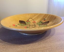 Coupe Poet Laval, décor fraises, barbotine, vintage