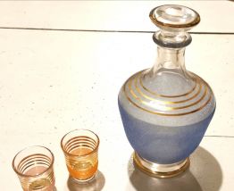 Carafe à liqueur avec son bouchon et ses 2 verres   