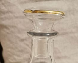 Carafe à liqueur avec son bouchon et ses 2 verres   