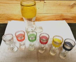 Rare carafe et ses 6 verres forme de bottes 