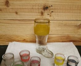 Rare carafe et ses 6 verres forme de bottes 