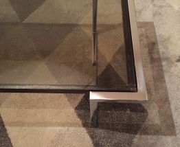 Table basse chrome et verre fumé