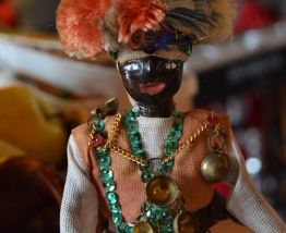 Figurine porteur d'eau en cuir et tissu année 80