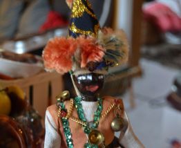 Figurine porteur d'eau en cuir et tissu année 80