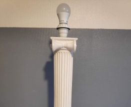 pied de lampe colonne blanche en plâtre