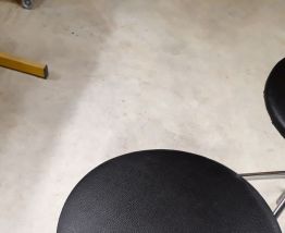 2 tabourets 1970 noir et chromes bon etat 