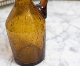 Petite carafe ancienne en verre soufflé ambré