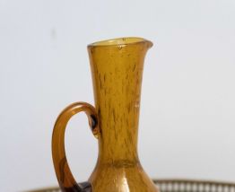Petite carafe ancienne en verre soufflé ambré