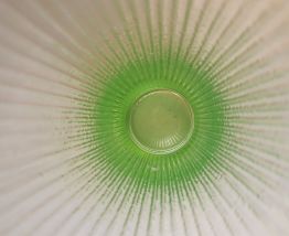 Vase cannelé en verre Ouraline bullée et cannelévintage