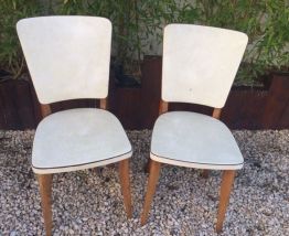 Paire de chaises scandinaves années 50 en skai