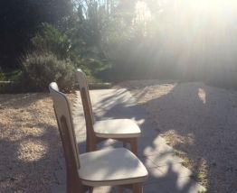 Paire de chaises scandinaves années 50 en skai