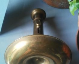 Bougeoir à poussoir en laiton