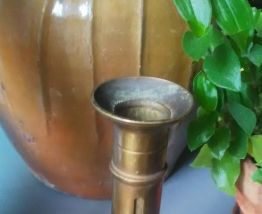 Bougeoir à poussoir en laiton