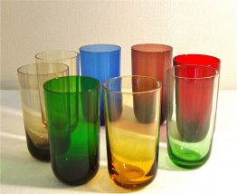 8 verres-gobelets colorés