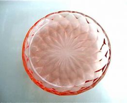 Assiette en verre rose 
