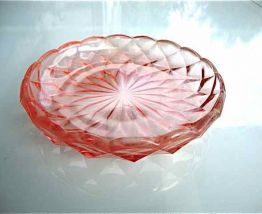 Assiette en verre rose 