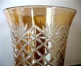 Vase en cristal arts déco taillé irisé couleur ambre