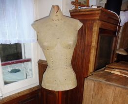 Mannequin professionnel sur support bois /1950