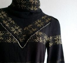 Robe pull dorée à col montant