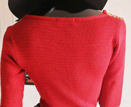 Petite maille rouge col épaule