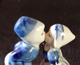 Figurine "premier baiser" en porcelaine