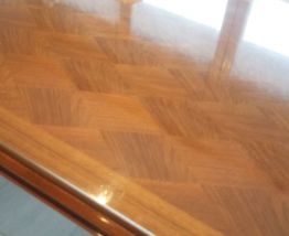 Table marquetée acajou, plateau en verre et rallonges