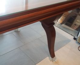 Table marquetée acajou, plateau en verre et rallonges