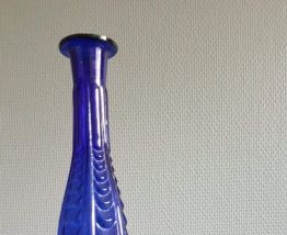 petite carafe bleue foncée en verre ciselé