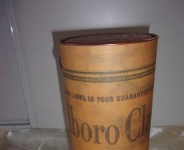 Boite cylindrique de la marque MALBORO