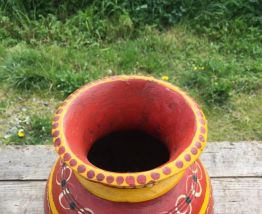 Vase en bois peint 