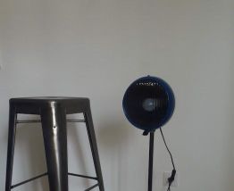 lampe vintage avec phare de voiture ancienne