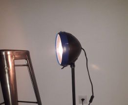 lampe vintage avec phare de voiture ancienne