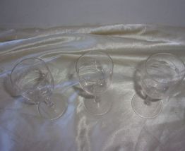 3 verres à liqueur en cristal gravé 