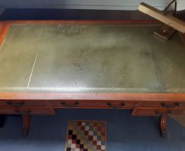 Bureau Régence, sous-main cuir