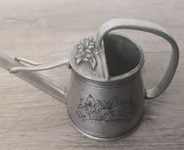 Arrosoir en étain, estampillé « La Maison de l’Etain »