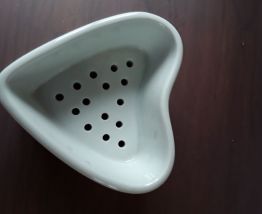 Faisselle en porcelaine en forme de coeur 