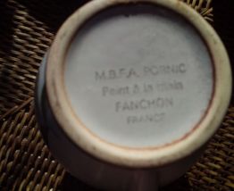 Petit pot/ carafe solo en faïence de Pornic. Peint à la main