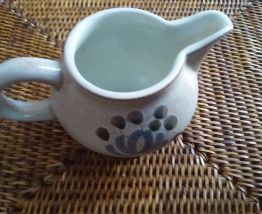 Petit pot/ carafe solo en faïence de Pornic. Peint à la main