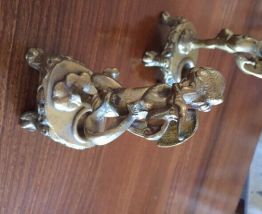 Paire d'angelots bougeoirs en métal doré.