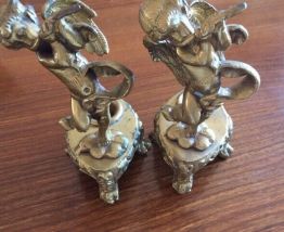 Paire d'angelots bougeoirs en métal doré.