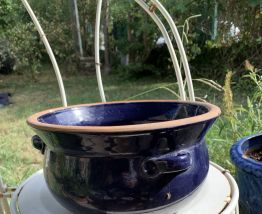 Lot de 2 objets en céramique bleue, un pichet et un pot