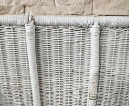 Coffre pour enfant en rotin / osier blanc. 