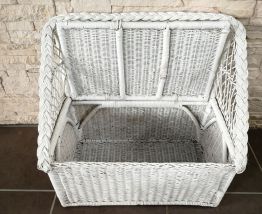 Coffre pour enfant en rotin / osier blanc. 