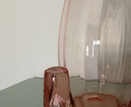 Carafe / vase en verre rose