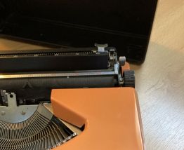 Machine à écrire vintage orange