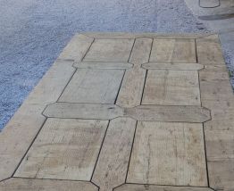 Belle table monastère,  plateau style parquet 