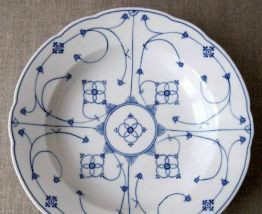 Belle assiette creuse en porcelaine  