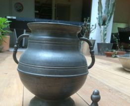 Pot en métal avec couvercle